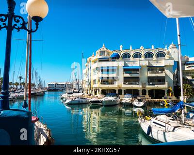 Benalmádena ist eine Küstenstadt an der südspanischen Costa del Sol. Der architektonisch beeindruckende Puerto Marina hat 1100 Anlegestellen für Boote und eine Reihe von Anlegestellen Stockfoto