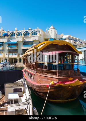 Benalmádena ist eine Küstenstadt an der südspanischen Costa del Sol. Der architektonisch beeindruckende Puerto Marina hat 1100 Anlegestellen für Boote und eine Reihe von Anlegestellen Stockfoto
