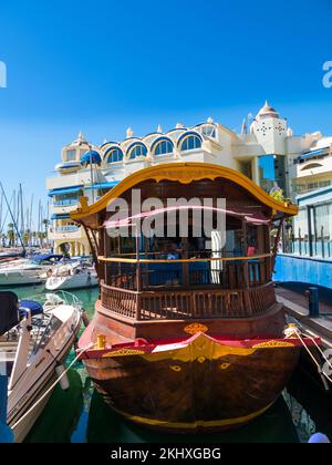 Benalmádena ist eine Küstenstadt an der südspanischen Costa del Sol. Der architektonisch beeindruckende Puerto Marina hat 1100 Anlegestellen für Boote und eine Reihe von Anlegestellen Stockfoto