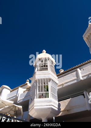 Benalmádena ist eine Küstenstadt an der südspanischen Costa del Sol. Der architektonisch beeindruckende Puerto Marina hat 1100 Anlegestellen für Boote und eine Reihe von Anlegestellen Stockfoto