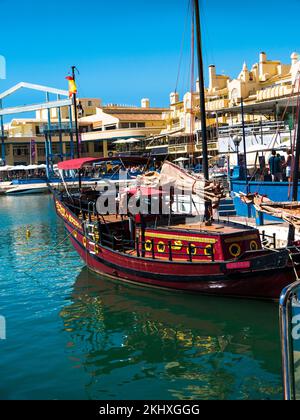 Benalmádena ist eine Küstenstadt an der südspanischen Costa del Sol. Der architektonisch beeindruckende Puerto Marina hat 1100 Anlegestellen für Boote und eine Reihe von Anlegestellen Stockfoto