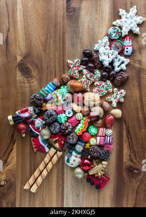 Verschiedene festliche Konfekt in Form eines Baumes auf einem Holzbrett. Stockfoto