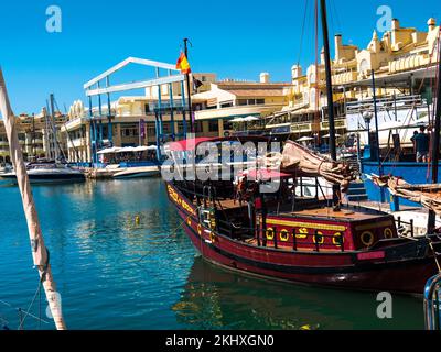 Benalmádena ist eine Küstenstadt an der südspanischen Costa del Sol. Der architektonisch beeindruckende Puerto Marina hat 1100 Anlegestellen für Boote und eine Reihe von Anlegestellen Stockfoto