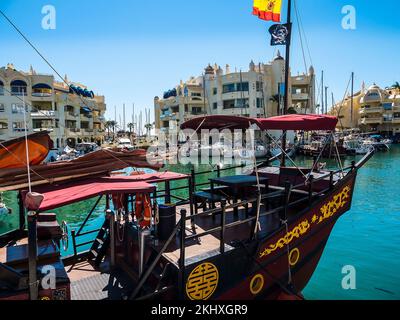 Benalmádena ist eine Küstenstadt an der südspanischen Costa del Sol. Der architektonisch beeindruckende Puerto Marina hat 1100 Anlegestellen für Boote und eine Reihe von Anlegestellen Stockfoto