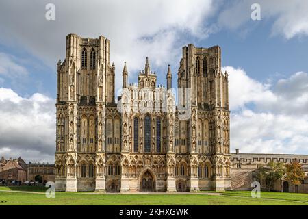 Die wunderschöne Westfront der Kathedrale von Wells Stockfoto