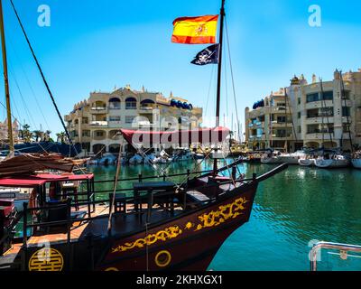 Benalmádena ist eine Küstenstadt an der südspanischen Costa del Sol. Der architektonisch beeindruckende Puerto Marina hat 1100 Anlegestellen für Boote und eine Reihe von Anlegestellen Stockfoto