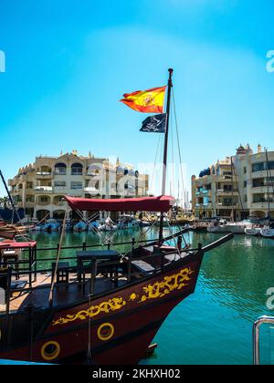 Benalmádena ist eine Küstenstadt an der südspanischen Costa del Sol. Der architektonisch beeindruckende Puerto Marina hat 1100 Anlegestellen für Boote und eine Reihe von Anlegestellen Stockfoto