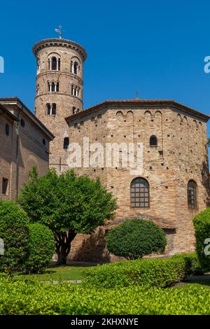 Baptisterium von Neon. Glockenturm der Metropolitanischen Kathedrale der Auferstehung unseres Herrn Jesus Christus. Ravenna, Italien, Europa. Speicherplatz kopieren. Stockfoto