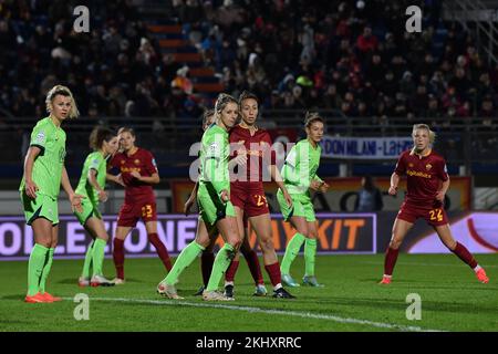 Paloma Lazaro (Roma Femminile)Felicitas Rauch (Wolfsburg Women) während des UEFA Women Champions League 2022 2023 Match between Roma Women 1-1 Wolfsburg Women at Domenico Francioni am 23. November 2022 in Latina, Italien. Kredit: Maurizio Borsari/AFLO/Alamy Live News Stockfoto