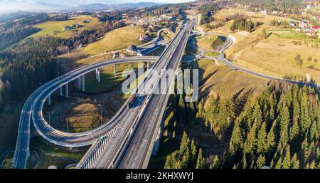 Polen. Autobahn Zakopianka mit neu eröffnetem Tunnel im November 2022. Mehrstöckige Spaghetti-Kreuzung mit Verkehrskreisen, Viadukten, Zufahrtsstraßen und tr Stockfoto