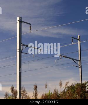 Oberleitungsausrüstung in Wiltshire, Teil der Eisenbahnelektrifizierung der Hauptstrecke des Großen Westens. Stockfoto