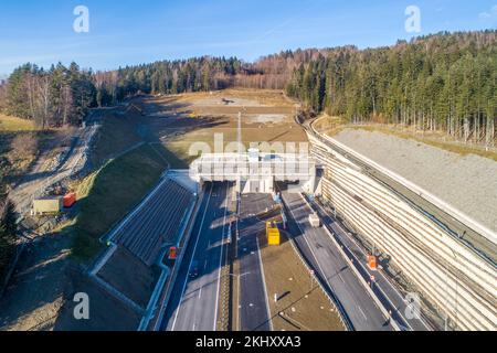 Der neue Tunnel auf der Autobahn Zakopianka in Polen wurde im November 2022 eröffnet. Der Tunnel ist über 2 km lang und ermöglicht die Fahrt von Krakau nach Zakopane, Podhale r Stockfoto
