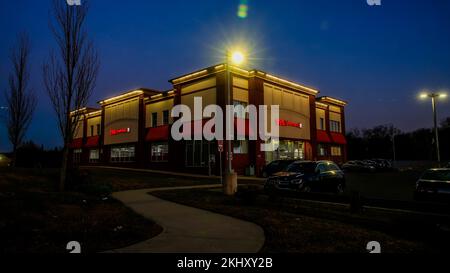 NORWALK, CT, USA - 23. NOVEMBER 2022: CVS Pharmacy 24 Hour Near Post Road am Abend vor Thanksgiving Day Stockfoto