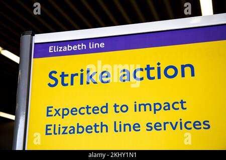 Benachrichtigung über Bahnstreik an einer Elizabeth Line Station in London, Großbritannien Stockfoto