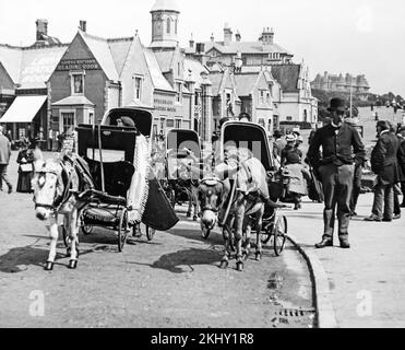 Alate-Schwarzweißfoto aus dem 19.. Jahrhundert mit Sydenham's Library und Leseraum an der Ecke Bath Road in Bournemouth, England. Stockfoto