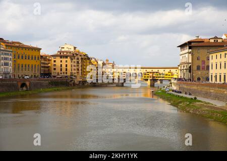 Die Ponte Vecchio ist eine älteste Florentiner mittelalterliche Steinbrücke über den Arno in Florenz, Italien. Es wurde während der Römerzeit erbaut Stockfoto