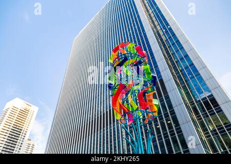 Gleammhh by OGE Design Group mit 10 Upper Bank Street im Hintergrund, Summer Lights Festival, Canary Wharf, London, Großbritannien Stockfoto