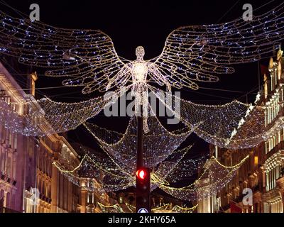 Lichtershow „Spirit of Christmas“, auch bekannt als „Angels“, in der Regent Street, London. Stockfoto