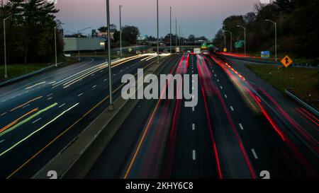 NORWALK, CT, USA - 23. NOVEMBER 2022: Autobahn I 95 in der Nähe der Abfahrt 14 am Abend vor Thanksgiving Day Stockfoto