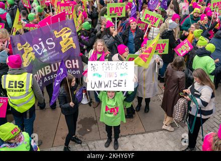 Mitglieder des Educational Institute of Scotland (Eis) stoßen bei einer Kundgebung vor dem schottischen Parlament in Edinburgh mit Lehrern an und protestieren gegen die Bezahlung. Foto: Donnerstag, 24. November 2022. Stockfoto