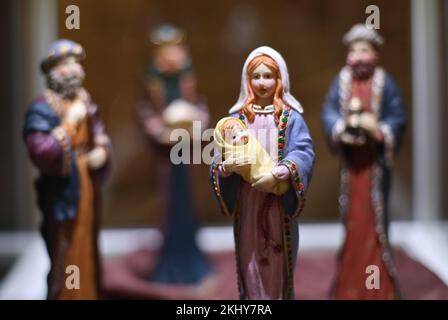 24. November 2022, Mecklenburg-Vorpommern, Güstrow: Steingipfel von Krippenfiguren aus Norwegen. Das Norddeutsche Geburtsmuseum in Güstrow eröffnet die diesjährige Weihnachtszeit mit der Ausstellung „15 Jahre Norddeutsches Geburtsmuseum - Bräuche und Traditionen“. Foto: Danny Gohlke/dpa Stockfoto