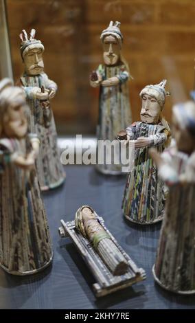 24. November 2022, Mecklenburg-Vorpommern, Güstrow: Eine Geburtsszene aus Papier aus den Philippinen. Das Norddeutsche Geburtsmuseum in Güstrow eröffnet die diesjährige Weihnachtszeit mit der Ausstellung „15 Jahre Norddeutsches Geburtsmuseum - Bräuche und Traditionen“. Foto: Danny Gohlke/dpa Stockfoto