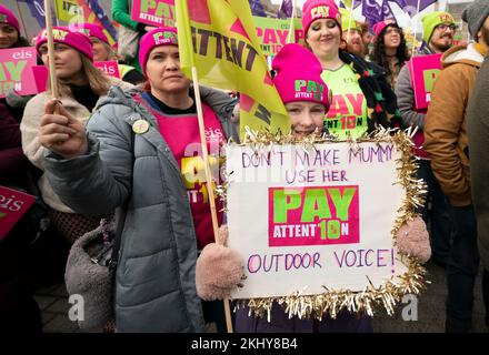 Mitglieder des Educational Institute of Scotland (Eis) stoßen bei einer Kundgebung vor dem schottischen Parlament in Edinburgh mit Lehrern an und protestieren gegen die Bezahlung. Foto: Donnerstag, 24. November 2022. Stockfoto