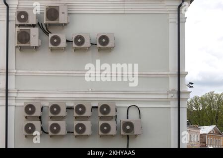 Es hängen zu viele Klimaanlagen an der Wand des Gebäudes Stockfoto