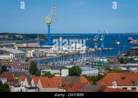 Wismar, Mecklenburg-Vorpommern, Deutschland - Blick auf die Altstadt und den Hafen von Wismar, hinter den MV-Werften Wismar-Rostock-Stralsund. Die Kreuzfahrtwerft Stockfoto