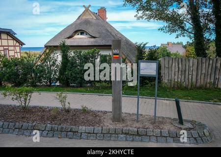 Ahrenshoop, Fischland-Darss-Zingst, Mecklenburg-Vorpommern, Deutschland - Grenze zwischen Mecklenburg und Vorpommern. Fischland ist ein Land bri Stockfoto