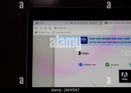 Das MSN-Logo auf einem geöffneten LCD-Bildschirm eines Laptops. Stockfoto