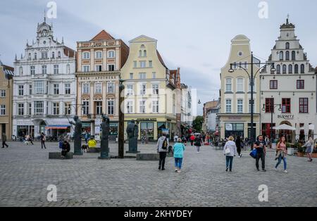 Rostock, Mecklenburg-Vorpommern, Deutschland - Neuer Markt mit Moewenbrunnen, Fußgängerzone in der Altstadt, Kroepeliner Straße hinten, Hauptstraße Stockfoto