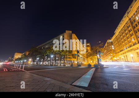 Das J. Edgar Hoover Building, Hauptquartier des Federal Bureau of Investigation (FBI) in Washington, DC, bei Nacht von der Pennsylvania Avenue aus gesehen Stockfoto