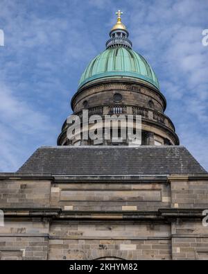 Robert Reids Kupferkuppel aus dem Jahr 1811 umgab die St. George's Church am Charlotte Square Edinburgh mit ihrem vergoldeten Kreuz und der Kuppel. Heute ist es West Register House Stockfoto