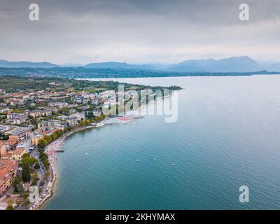 Desenzano del Garda in der Provinz Brescia Lombardei aus der Vogelperspektive Stockfoto