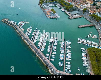 Desenzano del Garda in der Provinz Brescia Lombardei aus der Vogelperspektive Stockfoto