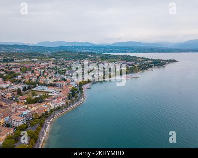 Desenzano del Garda in der Provinz Brescia Lombardei aus der Vogelperspektive Stockfoto