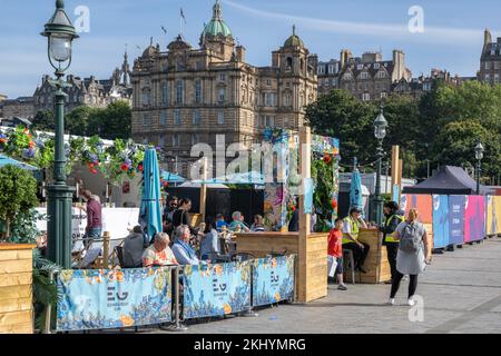 Eine Pop-up-Gin-Bar gegenüber der Royal Scottish Academy in Edinburgh mit Blick auf die ehemalige Bank of Scotland, heute Museum on the Mound Stockfoto