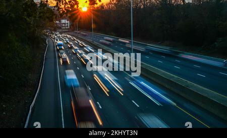 NORWALK, CT, USA - 23. NOVEMBER 2022: Autobahn I 95 in der Nähe der Abfahrt 14 am Abend vor Thanksgiving Day Stockfoto