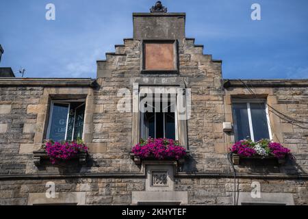 Farbenfrohe Blumenkästen an der Fassade des Beehive Inn aus dem 19. Jahrhundert in Edinburghs historischem Grassmarket. Stockfoto