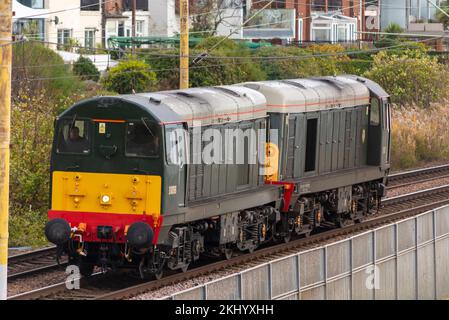 Chalkwell, Southend on Sea, Essex, Großbritannien. 24.. November 2022. Die Eisenbahngesellschaft Locomotive Services Ltd betreibt im gesamten britischen Eisenbahnnetz klassische Diesellokomotiven der Klasse 20 auf Streckenausflügen, um die Besatzungen für den Betrieb bevorstehender Sonderfahrten mit Dampflokomotiven zu qualifizieren. Eine dieser Strecken ist für den 9.. Dezember von Shoeburyness nach Chichester geplant, für die die Besatzung alle Aspekte der Strecke kennen muss, um die Sicherheitsanforderungen zu erfüllen. Die Dieselmotoren der Klasse 20 stammen aus den 1960er Jahren und sind Teil einer Flotte von klassischen Dampf- und Diesellokomotiven Stockfoto