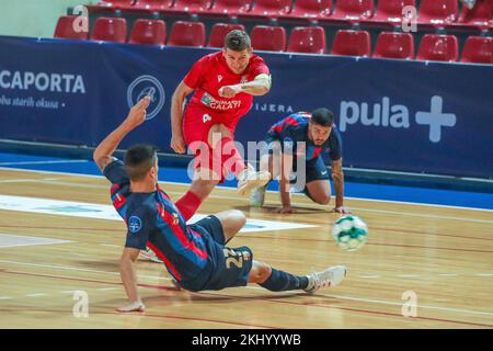 Pula, Kroatien. 23.. November 2022. PULA, KROATIEN, NOVEMBER 23: Constantin Burdujel von United Galati schießt während des UEFA Fustal Champions League Main Round Group D-Spiels zwischen Barca und United Galati in der Mate Parlov Hall am 24. November 2022 in Pula, Kroatien. Kredit: Pixsell Foto- und Videoagentur/Alamy Live News Stockfoto