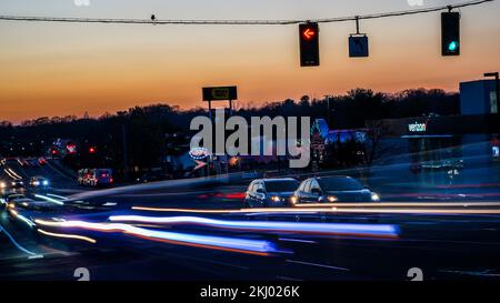 NORWALK, CT, USA - 23. NOVEMBER 2022: Geschäftiger Post Road Abend vor Thanksgiving mit wunderschönen Sonnenuntergängen am Himmel Stockfoto