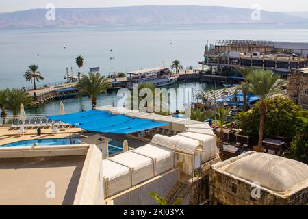 4. November 2022 der Blick auf das Meer und das See Galiläa von einem Balkon des Caesar Hotels in Tiberias, einer Stadt an der Westküste des Sees Stockfoto