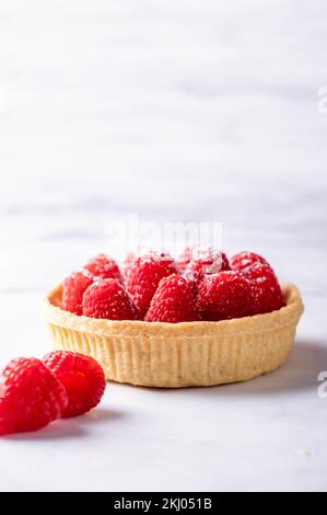 Torte mit frischen Himbeeren Stockfoto