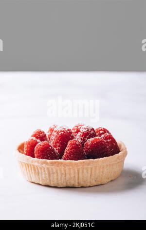 Torte mit frischen Himbeeren Stockfoto