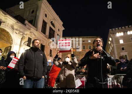 Sitzen Sie auf der Piazza Santi Apostoli in Rom, vor der Präfektur, organisiert von Bewegungen für das Recht auf Wohnraum. (Foto: Matteo Nardone / Pacific Press) Stockfoto