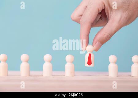 Hand Holding wählt eine Führung zum Erfolg Geschäft, Konzept ist die Führung und Teamsieg im Geschäft. Stockfoto