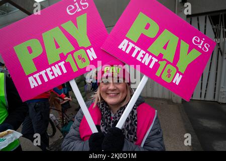 Edinburgh, Schottland, Großbritannien. 24.. November 2022 Streikende Lehrer aus dem Eis nehmen heute an einer Kundgebung im Schottischen Parlament in Holyrood, Edinburgh, Teil. Alle Schulen in Schottland sind heute geschlossen, weil die Eis-Gewerkschaft Streik betrieben hat, der durch ihren anhaltenden Streit über ein abgelehntes Gehaltsangebot ausgelöst wurde. Iain Masterton/Alamy Live News Stockfoto