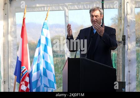 Der kroatische Premierminister Andrej Plenkovic mit Bundeskanzler der Republik Österreich Karl Nehammer und Premierminister des Bundeslandes Bayern, Markus Soeder, besuchte am 24. November 2022 das LNG-Terminal in Omisalj auf der Insel Krk, Kroatien. Foto: Goran Kovacic/PIXSELL Stockfoto